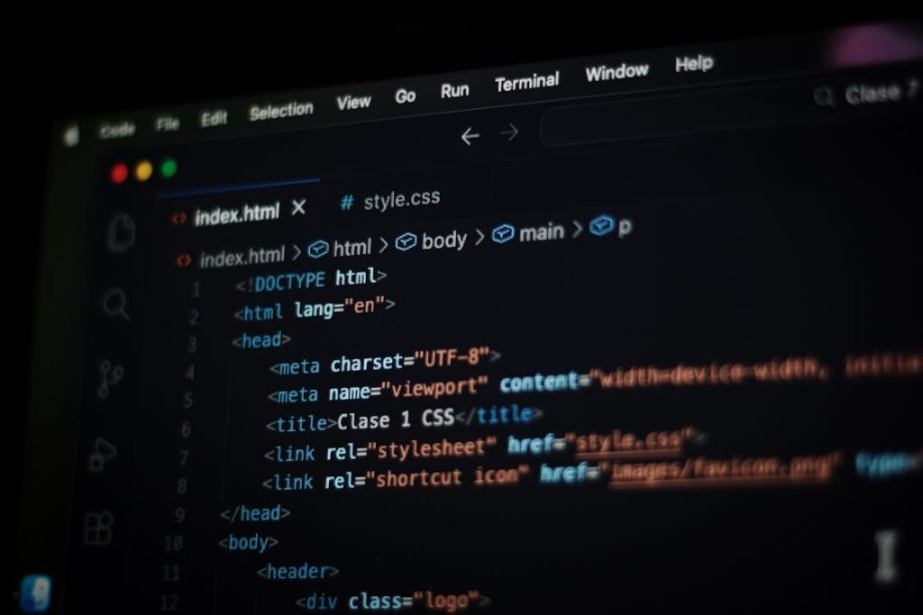 HTML-Code auf dunklem Bildschirm – barrierefreie Website erstellen lassen
