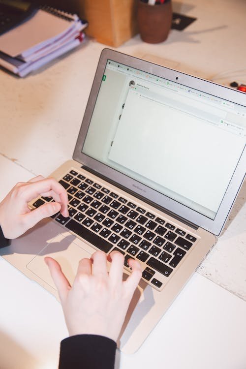 E-Mail Newsletter auf Laptop – E-Mail Marketing für Fahrschulen
