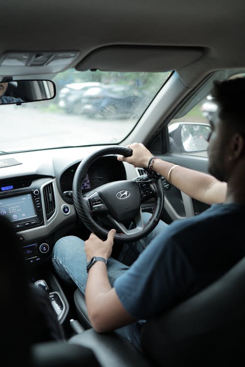 Fahrschüler im Auto – Fahrschule Branding und Markenaufbau