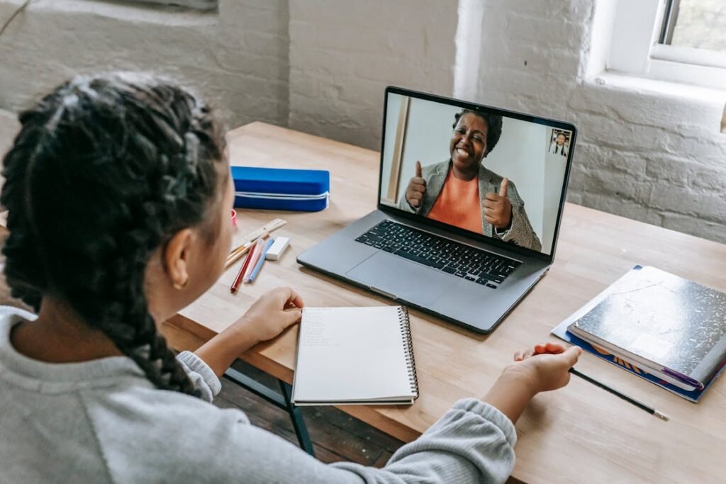 Online-Unterricht am Laptop – Online Theorieunterricht Fahrschulen