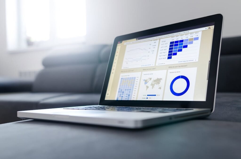 Laptop mit Datenanalyse – SEO für Ärzte und Arztpraxen