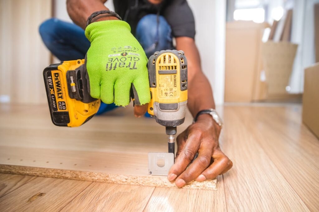 Handwerker bei der Arbeit in Werkstatt – Webdesign für Handwerksbetriebe