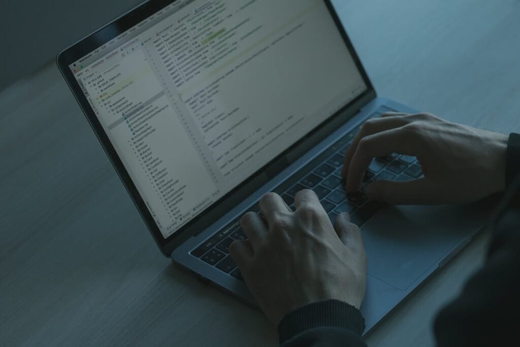 Barrierefreiheit prüfen am Laptop – Website Barrierefreiheit testen