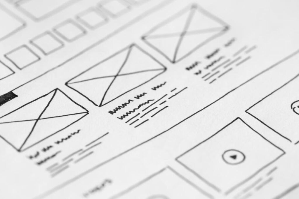 UX-Wireframe Skizze auf Papier – Website Relaunch planen Leitfaden