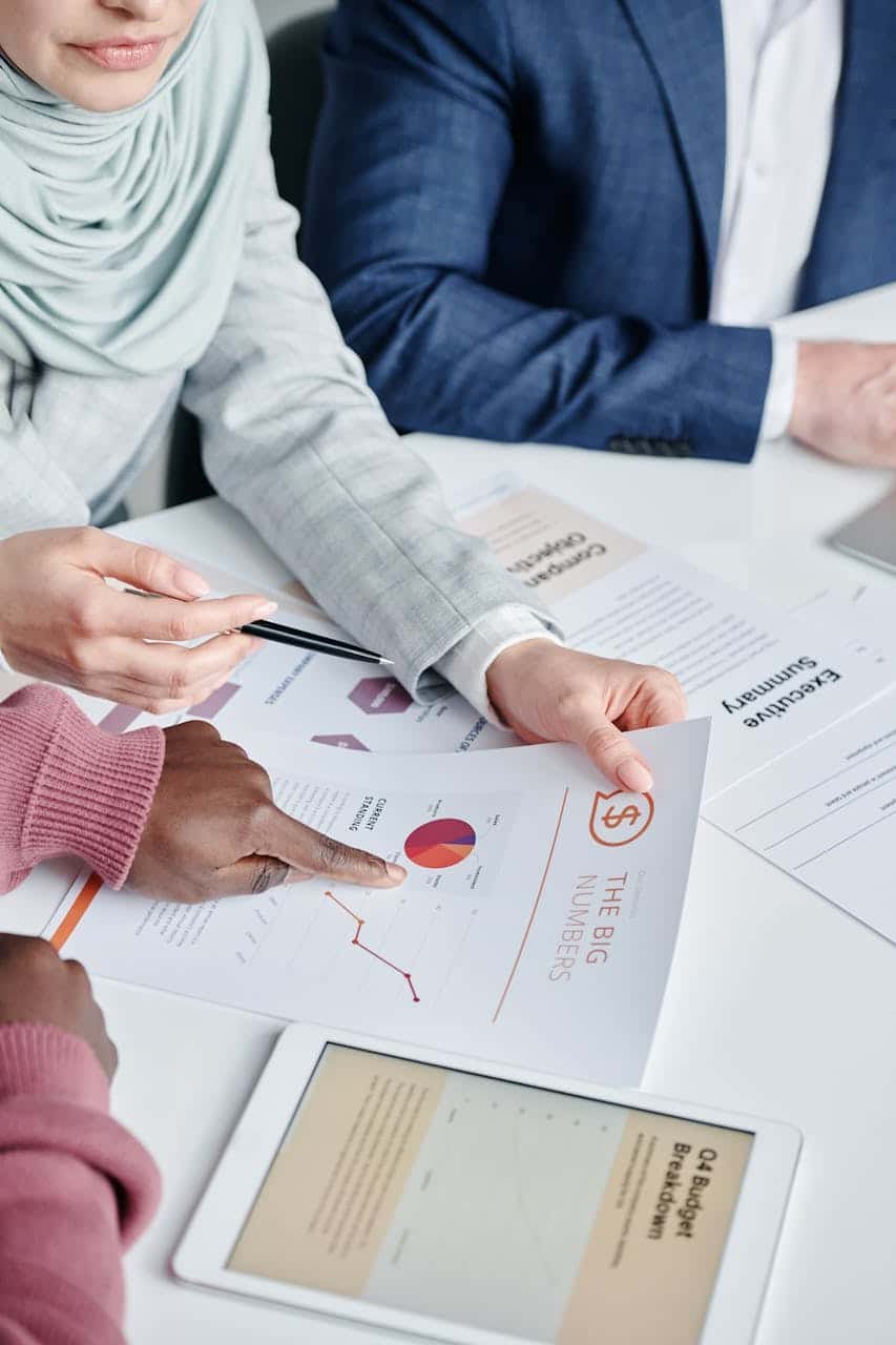 Angebotserstellung – professionelles B2B-Verkaufsdokument auf dunklem Tisch