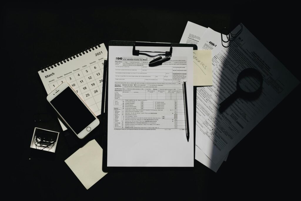 SEO für Steuerberater – Kanzlei-Setup mit Dokumenten und Laptop