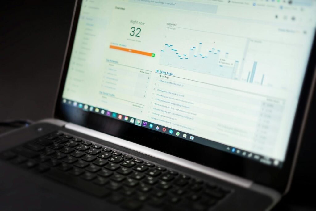 Technisches SEO – Analytics Dashboard auf dunklem Bildschirm
