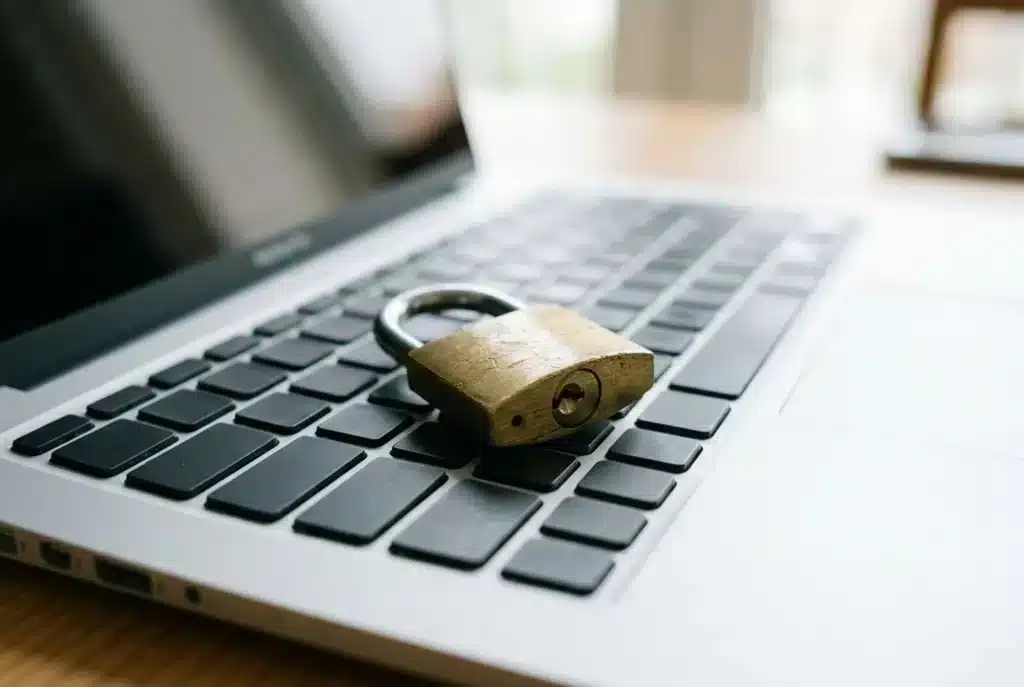 Vorhängeschloss auf einer Laptoptastatur
