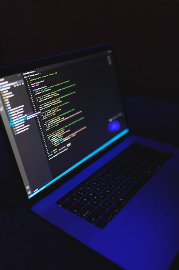 WordPress Website erstellen lassen – Code auf Bildschirm in dunklem Setup